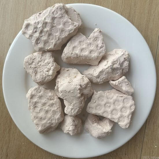 Fine white porcelain clay.